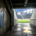 Argentínskur fótboltavöllur með hvítbláum búningum og HM-bikar
