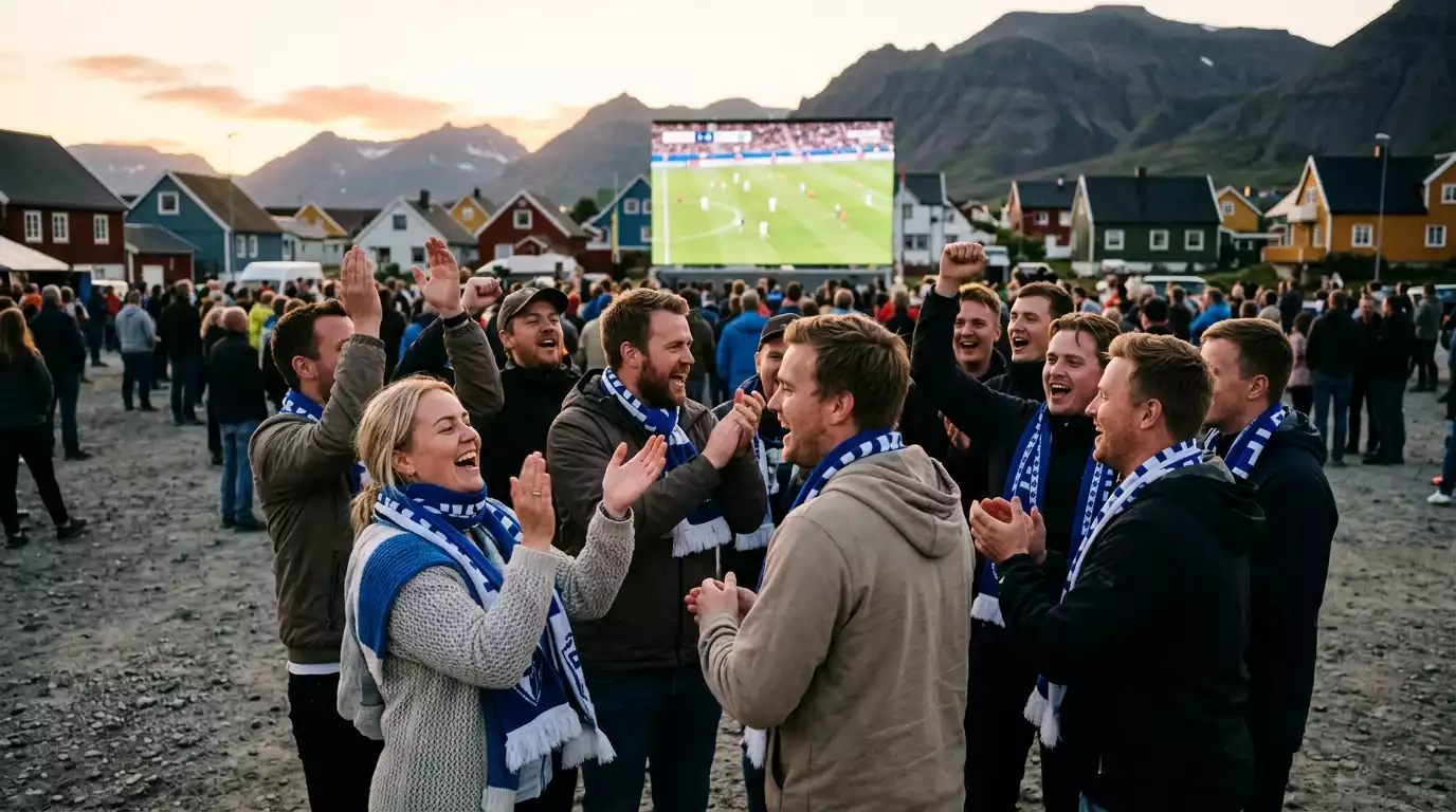 Íslenskir fótboltaaðdáendur horfa á leik á stórskjá í Reykjavík á sumardegi