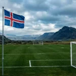 Íslenskt knattspyrnulið og stuðningsmenn með íslenska fánann á fótboltavelli